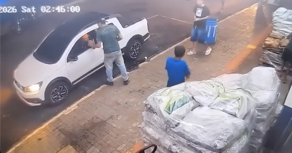 He tried to defend himself against his attacker in the middle of the street, but fell after several shots